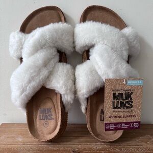NWT | Muk Luks | W’s M (7-8) | White Criss-Cross Fuzzy Slippers